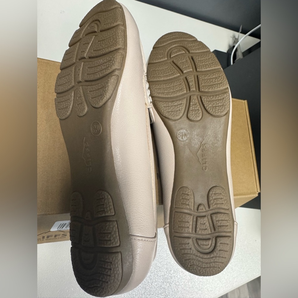 NIB- Women's Cream Loafers - Picture 4 of 6